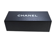 Accessoarer, KARTONG, CHANEL, i auktion: Fashionabla – Torsdag 2 juli