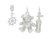 SMYCKESET, 3 st hängen, sterlingsilver, motiv av dykartub, hjul och nalle med cyklop, vikt 9,5 g.