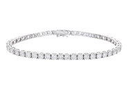 TENNISARMBAND, 18K vitguld, briljantslipade diamanter ca 8,22 ctv, ca TW-W/SI-P, längd 18 cm, vikt 14,0 g, enstaka diamanter med nagg på kuletten.