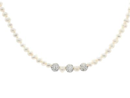 PÄRLCOLLIER, lås i silver, odlade sötvattenspärlor, strass, längd 45,5 - 49,5 cm, vikt ca 13,7 g.