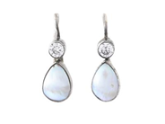 KUMKUM, örhängen, sterlingsilver, pärlemor, cubic zirconia, höjd ca 25,4 mm, stängbara krokar, vikt ca 3,8 g.