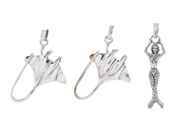 SMYCKESET, 3 st hängen, sterlingsilver, havsmotiv, höjd ca 1,5 cm/3,5 cm, vikt 12,0 g. på auktion i Stockholm, Stockholms län hos Kaplans Auktioner