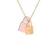 HERMÈS, HÄNGE MED KEDJA, O Kelly pendant, Small Model, guldpläterade beslag, rosa Swift kalvskinn, längd 45-50 cm, 1,5x2,5 cm, vikt 6,3 g, märkt Z, år 2021, Made in France, ej originalask. Good Condition.