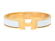 HERMÈS, ARMRING, Clic Clac H Bracelet, vit emalj, guldfärgade beslag, bredd 1 cm, diameter 5,5 cm, smyckespåse, originalask, plast kvar på beslag. Very Good Condition.