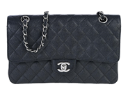 CHANEL, VÄSKA, Medium Double Flap Bag, svart quiltat kaviarläder, silverfärgade beslag, 25x15x6 cm, hologrammä på auktion i Stockholm, Stockholms län hos Kaplans Auktioner