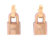 HERMÈS, ÖRHÄNGEN, O Kelly, guldpläterade beslag, rosa Swift kalvskinn, 3x1,5 cm, cm, vikt 7,4 g, märkt Z, år 2021, Made in France, originalask, plast kvar på beslag. Excellent Condition.