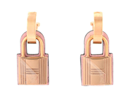 HERMÈS, ÖRHÄNGEN, O Kelly, guldpläterade beslag, rosa Swift kalvskinn, 3x1,5 cm, cm, vikt 7,4 g, märkt Z, år 2 på auktion i Stockholm, Stockholms län hos Kaplans Auktioner