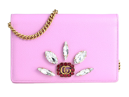 GUCCI, VÄSKA, GG Marmont Wallet On Chain, rosa skinn, vita, röda stenar, guldfärgade beslag, 20x12,5x3,5 cm, d på auktion i Stockholm, Stockholms län hos Kaplans Auktioner