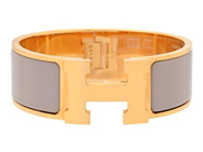 HERMÈS, ARMRING, Clic Clac H Bracelet, beige emalj, guldfärgade beslag, bredd 2 cm, diameter 5 cm, originalkvitto från 2020, smyckespåse, originalask. Very Good Condition.