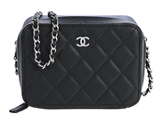 CHANEL, VÄSKA, Camera Bag, svart quiltat kaviarläder, silverfärgade beslag, 14x10x6 cm, hologrammärkt 31676378 på auktion i Stockholm, Stockholms län hos Kaplans Auktioner