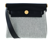 HERMÈS, VÄSKA, Mini Herbag, svart Vache Hunter-läder, ecrufärgad Toile canvas 100% bomull, guldfärgade beslag, på auktion i Stockholm, Stockholms län hos Kaplans Auktioner