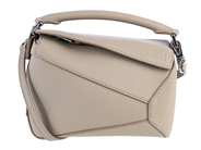 LOEWE, VÄSKA, Mini Puzzle Edge Bag, beiget grained kalvskinn, silverfärgade beslag, 18x12,5x8 cm, dustbag. Exc på auktion i Stockholm, Stockholms län hos Kaplans Auktioner