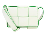 BOTTEGA VENETA, VÄSKA, Intrecciato Cassette, vitt läder, gröna detaljer, silverfärgade beslag, 12,5x8,5 cm, justerbar axelrem, care booklet, tag, dustbag. Excellent Condition.