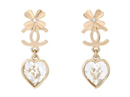 CHANEL, ÖRHÄNGEN, Boucles Oreilles CC, guldfärgad metall, vita stenar, 3,5x1,5 cm, vikt 3,4 g, märkt B22, S, år 2022, originalkvitto från 2022, originalask. Very Good Condition.