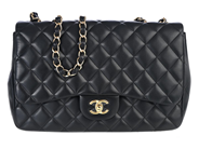 CHANEL, VÄSKA, Jumbo Single Flap Bag, svart quiltat lammskinn, guldfärgade beslag, 30x17x8,5 cm, hologrammärkt på auktion i Stockholm, Stockholms län hos Kaplans Auktioner