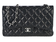 CHANEL, VÄSKA, Jumbo Double Flap Bag, svart quiltat lammskinn, silverfärgade beslag, 30x17x9 cm, hologrammärkt på auktion i Stockholm, Stockholms län hos Kaplans Auktioner