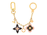 LOUIS VUITTON, NYCKELRING, Bijoux Sac Chene Blooming Flower Bag Charm, guldfärgad emalj, monogram canvas, rosa på auktion i Stockholm, Stockholms län hos Kaplans Auktioner