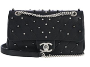 CHANEL, VÄSKA, Flap Bag, svart lammskinn, svart, gråa, silverfärgade imitationspärlor, silverfärgade beslag, 19,5x11x6 cm, hologrammärkt 24805296, år 2017, originalkvitto från 2017, care booklet, dustbag, originalkartong. Very Good Condition.