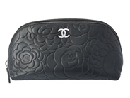 CHANEL, NECESSÄR, Camellia Pouch, svart embossed lammskinn, silverfärgade beslag, 18x9x7 cm, hologrammärkt 14145021, år 2010-2011. Excellent Condition.