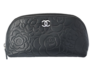 CHANEL, NECESSÄR, Camellia Pouch, svart embossed lammskinn, silverfärgade beslag, 18x9x7 cm, hologrammärkt 141 på auktion i Stockholm, Stockholms län hos Kaplans Auktioner