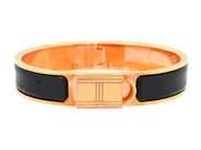 HERMÈS, ARMRING, Clic Cadenas Bracelet, svart emalj, guldfärgade beslag, bredd 1 cm, diameter 5 cm, ask, plast kvar på beslag. Excellent Condition.