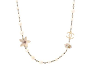 CHANEL, COLLIER, Eternity, vita imitationspärlor, vita, rosa stenar, guldfärgad metall, längd 88-93 cm, märkt 13. C, år 2013, Made in France. Very Good Condition.