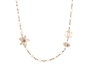 CHANEL, COLLIER, Eternity, vita imitationspärlor, vita, rosa stenar, guldfärgad metall, längd 88-93 cm, märkt på auktion i Stockholm, Stockholms län hos Kaplans Auktioner
