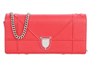 DIOR, VÄSKA, Diorama Wallet On Chain, rött läder, silverfärgade beslag, 21x11x2 cm, avtagbar kedja. Good Condi på auktion i Stockholm, Stockholms län hos Kaplans Auktioner
