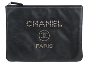 CHANEL, CLUTCH, Medium Caviar Deauville Studded O Case Clutch, svart kaviarläder, silverfärgade beslag, 26,5x2 på auktion i Stockholm, Stockholms län hos Kaplans Auktioner