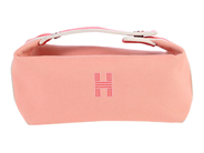 HERMÈS, NECESSÄR, Small Canvas Bride A Brac Case, rosa, vitt tyg, bruna läderdetaljer, silverfärgade beslag, 2 på auktion i Stockholm, Stockholms län hos Kaplans Auktioner