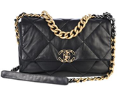 CHANEL, VÄSKA, Chanel 19, svart quiltat lammskinn, guldfärgade beslag, 29,5x17,5x8,5 cm, hologrammärkt 30860008, år 2020, originalkvitto från 2020, care booklet, cert, dustbag, originalkartong. Very Good Condition.