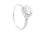 RING, 18K vitguld, briljantslipad diamant ca 0,75 ct ca W/VS1, 30 briljantslipade diamanter ca 0,44 ctv ca W/SI, stl 15 mm, vikt 3,0 g.