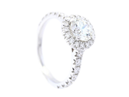 RING, 18K vitguld, briljantslipad diamant ca 0,75 ct ca W/VS1, 30 briljantslipade diamanter ca 0,44 ctv ca W/S på auktion i Stockholm, Stockholms län hos Kaplans Auktioner