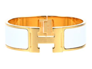 HERMÈS, ARMRING, Clic Clac H Bracelet, vit emalj, guldfärgade beslag, bredd 2 cm, diameter 5,5 cm, repor. Good Condition.