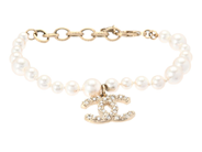 CHANEL, ARMBAND, Logo CC, vita imitationspärlor, vita stenar, guldfärgad metall, längd 16-20 cm, vikt 14 g, mä på auktion i Stockholm, Stockholms län hos Kaplans Auktioner