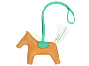 HERMÈS, BAG CHARM, Rodeo Pegase PM, brun, grön, hästhänge, lammskinn, ca 24x9 cm, märkt B, år 2023, originalas på auktion i Stockholm, Stockholms län hos Kaplans Auktioner