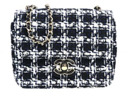 CHANEL, VÄSKA, Mini Flap Bag Tweed, vitt, marinblå tyg, svart, guldfärgade beslag, detaljer på kedja, vita kulor, svarta kulor, hjärtan, Logo CC, 16x13x5 cm, chipmärkt JT085851, originalkvitto från 2023, dustbag. Excellent Condition.