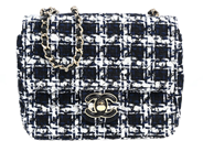 CHANEL, VÄSKA, Mini Flap Bag Tweed, vitt, marinblå tyg, svart, guldfärgade beslag, detaljer på kedja, vita kul på auktion i Stockholm, Stockholms län hos Kaplans Auktioner