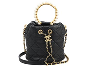 CHANEL, VÄSKA, Bucket Bag Top Handle, svart quiltat skinn, imitationspärlor, guldfärgade beslag, 17x16x13 cm, chipmärkt N54NH5G3, originalkvitto från 2021, care booklet, dustbag. Excellent Condition.