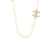 CHANEL, COLLIER, Logo CC, vita imitationspärlor, guldfärgad metall, längd 41-44 cm, vikt 46,5 g, märkt F21 V, år 2021, originalask. Excellent Condition.