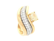 RING, 18K guld, ovalslipad diamant 0,65 ct, ca Fancy Light Yellow/VVS, briljantslipade diamanter ca 0,48 ctv, ca ca TW-W/VS-SI, stl 16,5 mm, vikt 4,6 g.