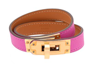 HERMÈS, ARMBAND, Kelly Double Tour Bracelet, lila läder, guldfärgade beslag, längd 34 cm, märkt C, år 2018, smyckespåse, originalask. Excellent Condition.