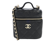 CHANEL, VÄSKA, Classic Vanity Mini Case, svart quiltat kaviarläder, guldfärgade beslag, 9,5x10x4 cm, hologramm på auktion i Stockholm, Stockholms län hos Kaplans Auktioner