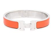 HERMÈS, ARMRING, Clic H Bracelet, orange emalj, palladiumpläterade beslag, bredd 1 cm, diameter 5,5 cm, Made in France, smyckespåse, originalask. Excellent Condition.