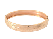 ARMRING, 18K guld, mönstrat, bredd ca 1 cm, ytterdiameter 6,5 cm, säkerhetsåttor, saknas säkerhetskedja, vikt på auktion i Stockholm, Stockholms län hos Kaplans Auktioner