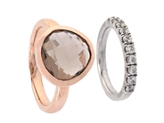 SMYCKESET, 2 st ringar, sterlingsilver/förgyllt sterlingsilver, cubic zirconia, rökkvarts, stl 18/16,25 mm, vi på auktion i Stockholm, Stockholms län hos Kaplans Auktioner
