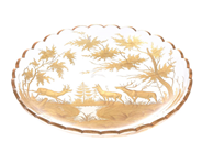 FAT, glas, guldfärgad dekor, naturmotiv med hjortar, diameter 27,5 cm, bruksslitage. på auktion i Stockholm, Stockholms län hos Kaplans Auktioner