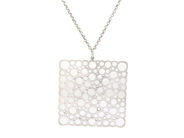 LIISA VITALI, hänge med kedja, "Pitsi", sterlingsilver, genombrutet mönster, längd kedja 87,5 cm, höjd hänge i på auktion i Stockholm, Stockholms län hos Kaplans Auktioner