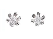 ENSTENSÖRHÄNGEN, 18K vitguld, 2 briljantslipade diamanter ca 0,03 ctv, stift, vikt ca 0,8 g. på auktion i Stockholm, Stockholms län hos Kaplans Auktioner