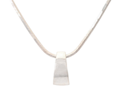 HÄNGE MED KEDJA, sterlingsilver, ormlänk, stämplad GFAB, längd kedja 41,8 cm, höjd hänge 1,6 cm, vikt ca 8,0 g på auktion i Stockholm, Stockholms län hos Kaplans Auktioner